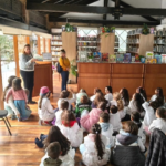 Visita de alumnos de Escuela 5 a la biblioteca «Aramís Ramos»