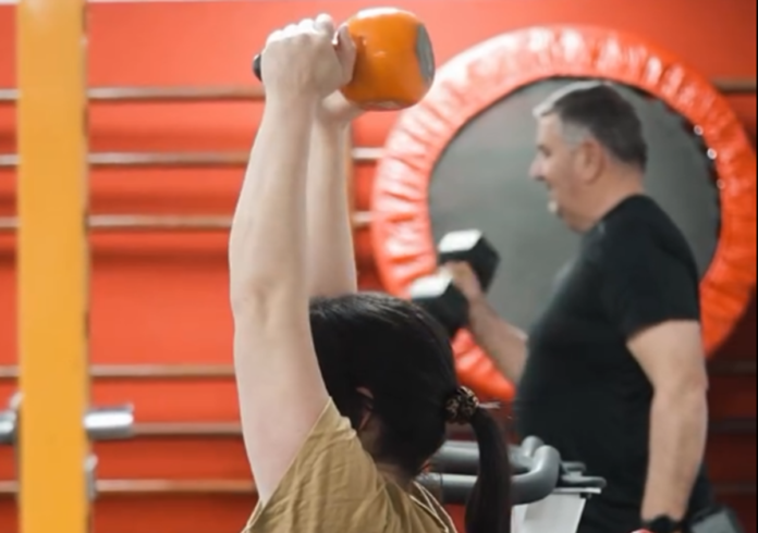 Un centenar de personas asisten mensualmente a la sala de musculación